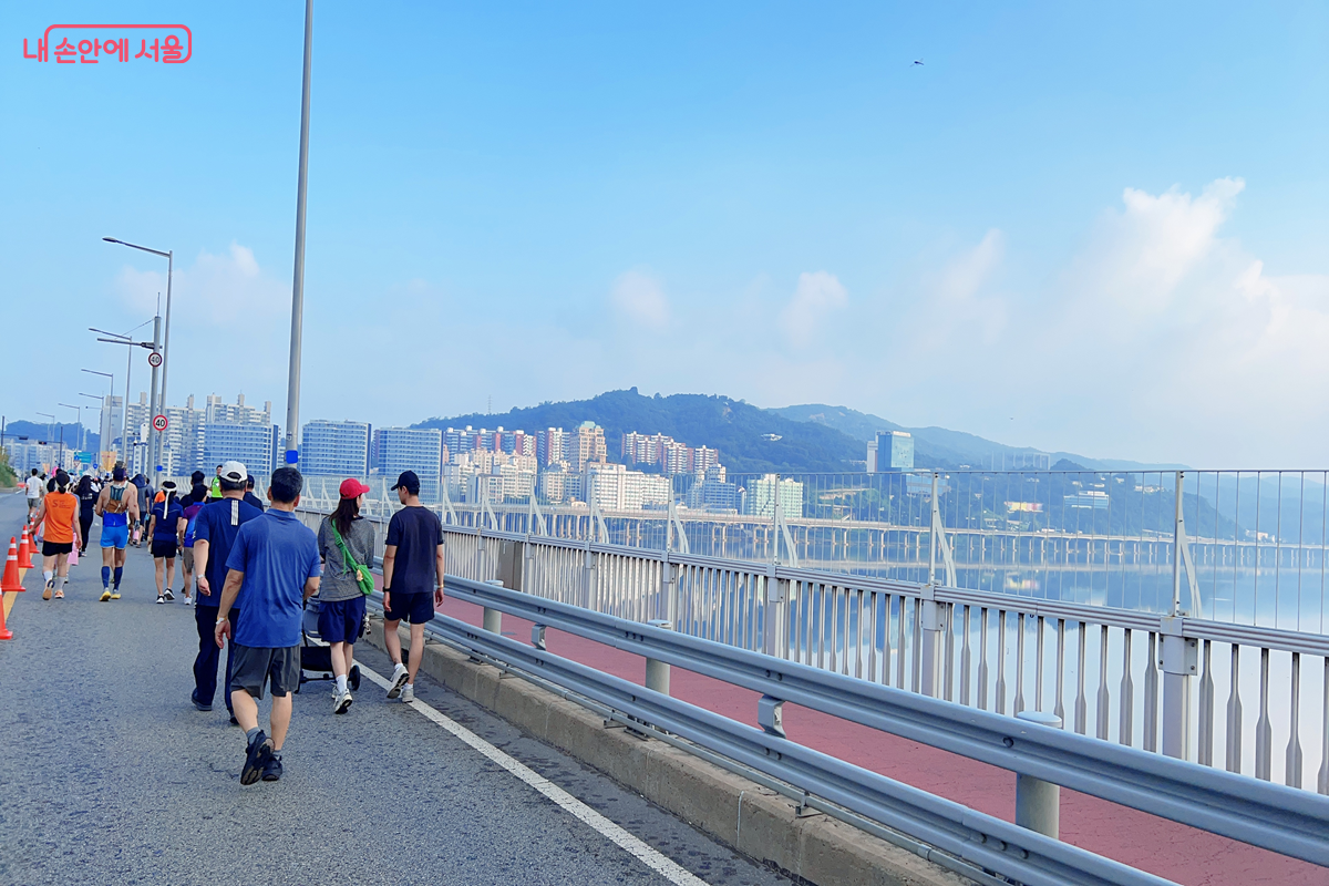 광진교 위를 느긋하게 걷고 있는 시민들 &copy;백진숙