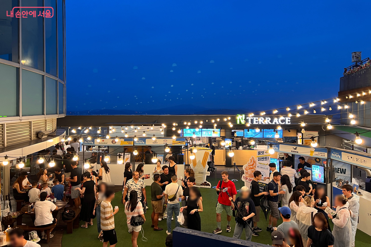 N서울타워 옥상에서 열린 여름밤 맥주 축제 '남산 뷰맥 페스티벌'에 많은 시민과 관광객이 참여하고 있다.  ⓒ 김경선
