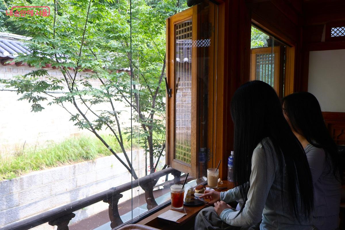 한옥카페 2층 통창 너머 녹음과 돌담을 바라보며 한참을 머물렀다. &copy;이봉덕