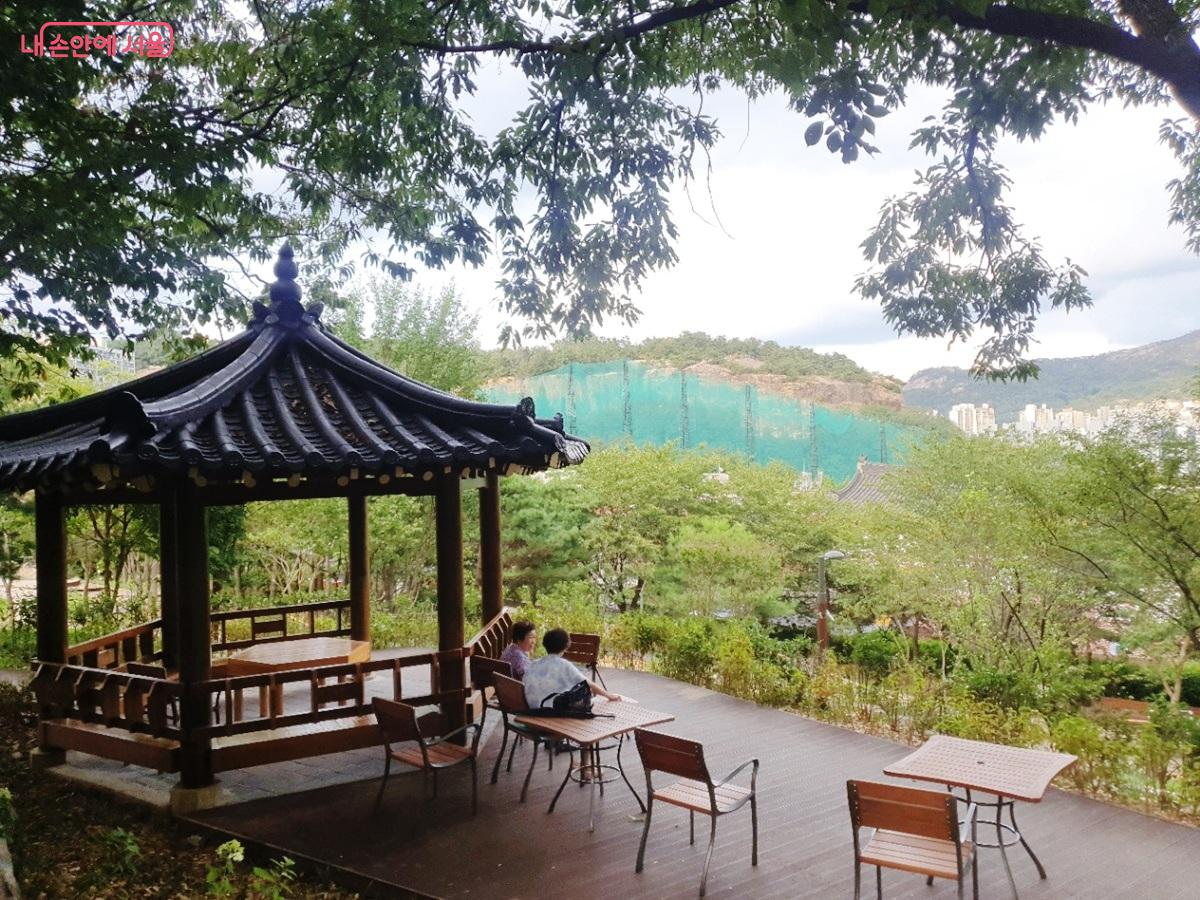 눈길을 끄는 &lsquo;백련 논골마을 놀자숲&rsquo; 전망데크 &copy;김병규