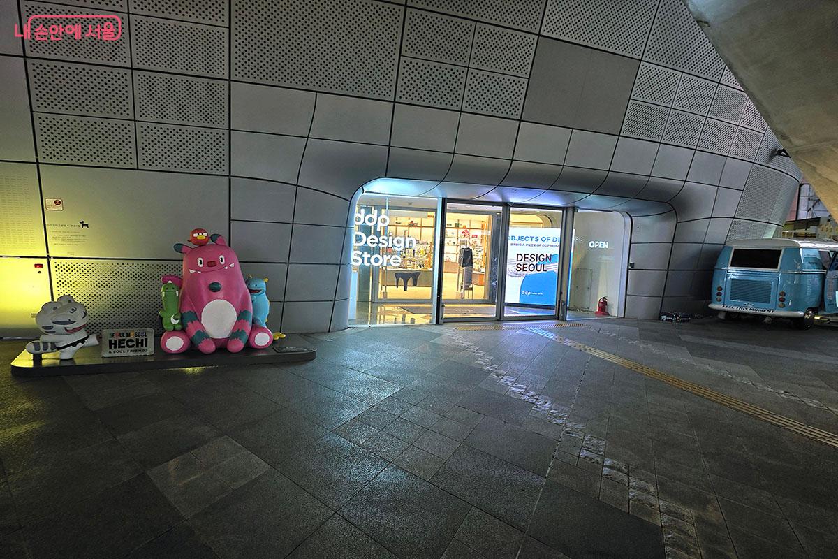 해치 조형물이 맞이해주는 DDP 디자인스토어 지하 2층 매장 입구 전경