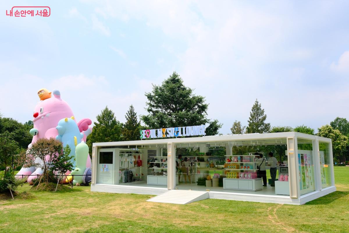 상주 하는 직원들이 있어 편리하게 굿즈나 식품 등을 구매할 수 있다