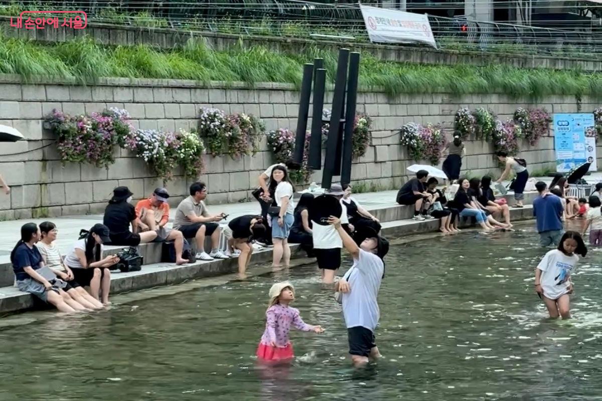 아이와 함께 즐거운 시간을 보내고 있다. &copy;임수영