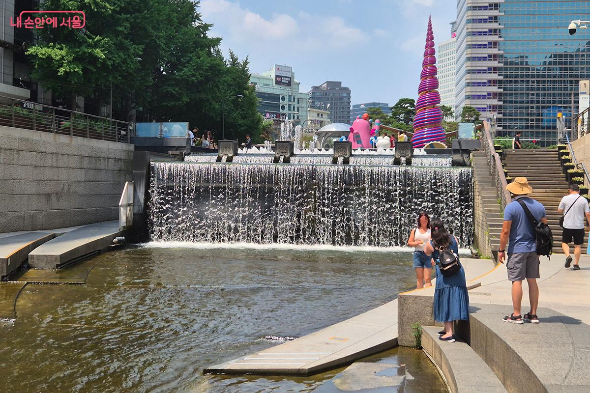 이번 행사는 청계폭포에서 시작해 모전교, 그리고 광통교로 이어지는 약 120m 구간에서 펼쳐진다.