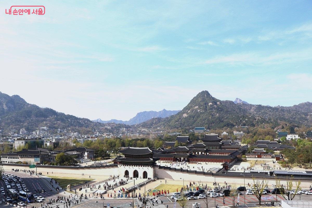 박물관 옥상에서 내려다본 북악산과 경복궁 광화문 전경 ⓒ김대진