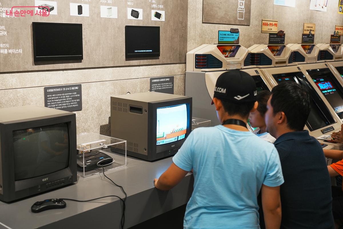 옛 오락실을 그대로 옮겨놓은 플레이 컬렉션 전시관 &copy;김성무