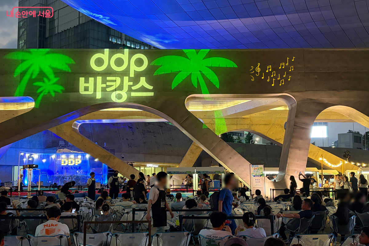 동대문디자인플라자(DDP)에서 열린 'DDP 바캉스: DDP 뮤직페스티벌' 현장 &copy;김경선