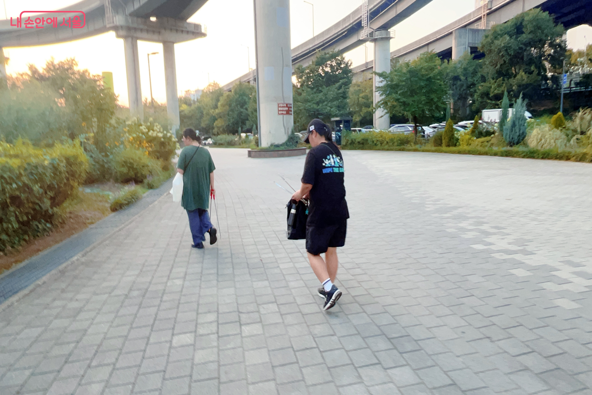 해설사 선생님과 함께 줍깅에 동참했다. &copy;백진숙