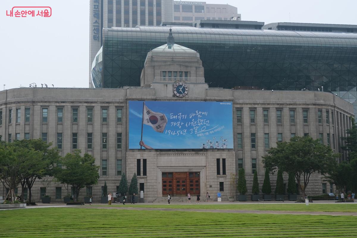 서울광장과 멋스러운 옛 서울시청사 건물을 구경하고 신청사로 향했다