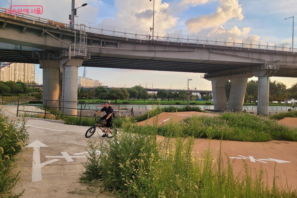광진교 아래 BMX 트랙을 달리는 시민의 모습에서 활기찬 한강의 일상을 만날 수 있다. ©조연