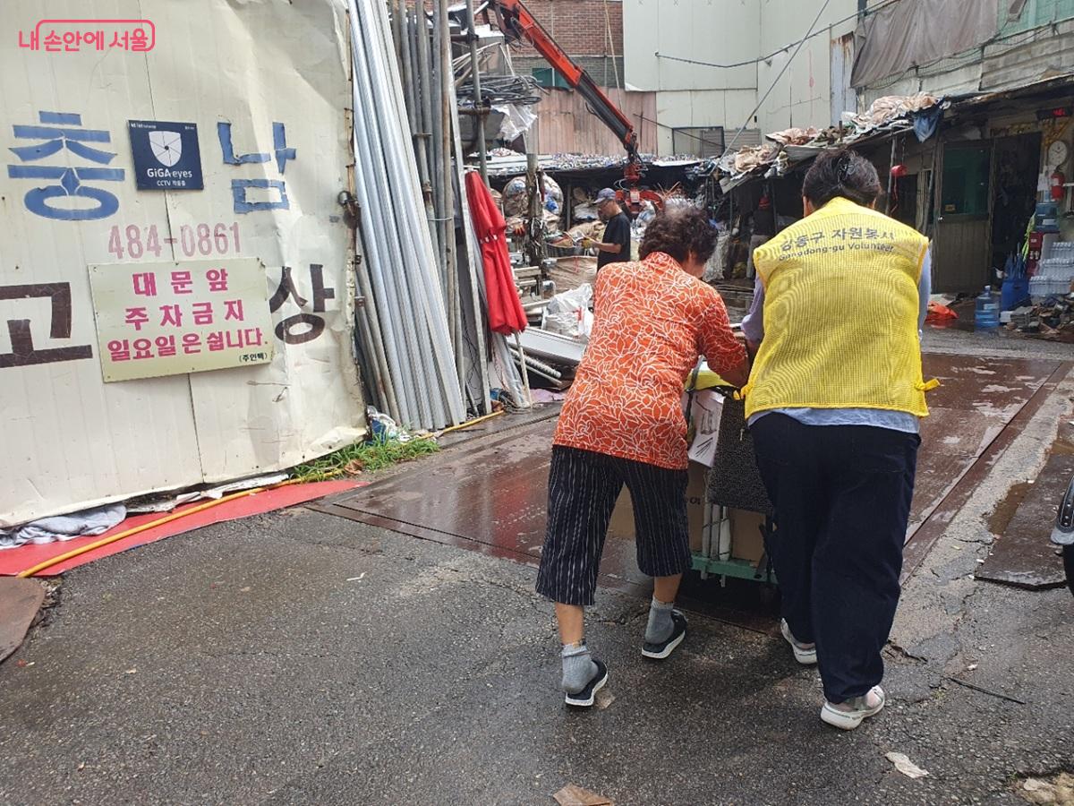 서울 강동구 골목길에서 진행된 폭염예방 활동 ©엄윤주