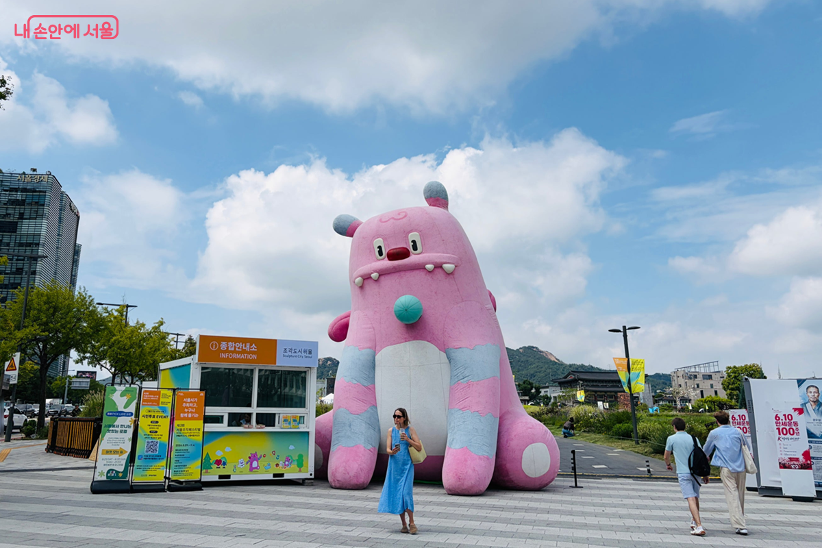 조각페스티벌 입구에서 맞이하는 서울의 대표 캐릭터 '해치' © 김경선