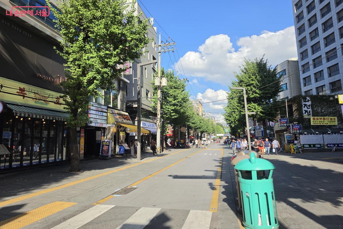 전날 포장마차와 사람들로 빼곡했던 거리가 쓰레기 하나 없이 깨끗했다. ⓒ심재혁