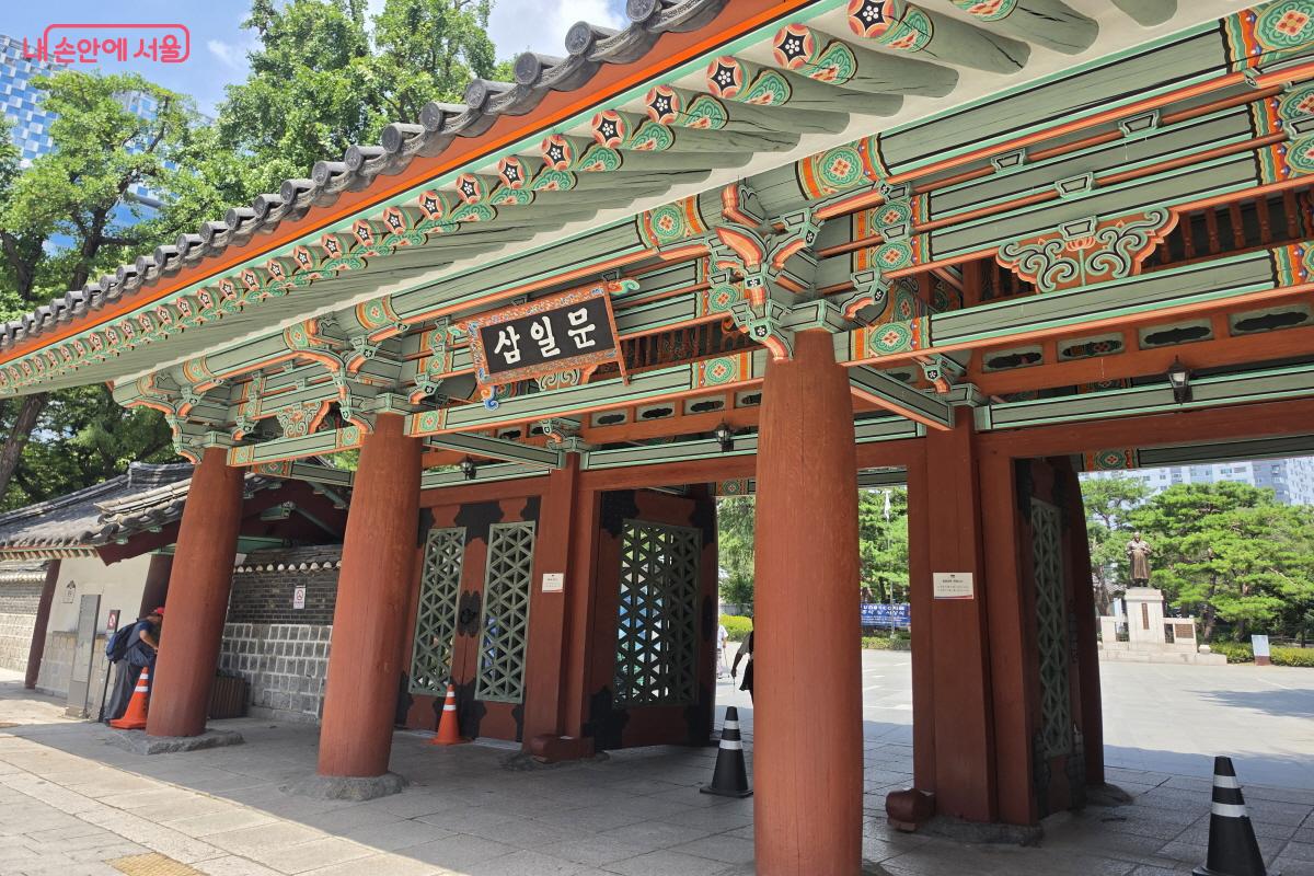 어르신들이 많이 찾는 탑골공원에도 아리수 나눔냉장고를 운영한다. ©조송연