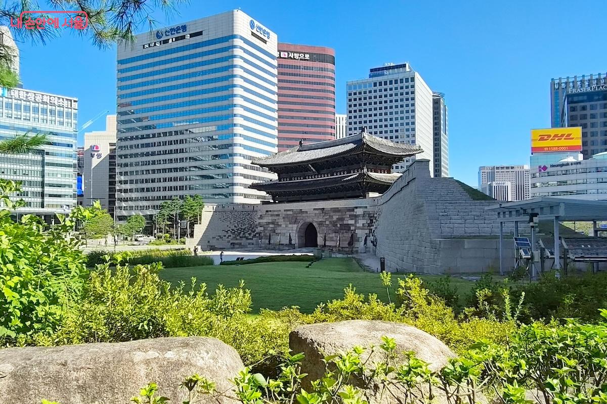 서울을 대표하는 랜드마크이자 역사문화 공간, 숭례문 &copy;김혜민