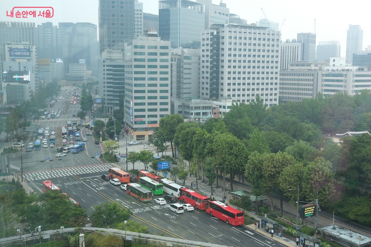 평소 경험할 수 없었던 서울의 풍경을 볼 수 있어 신기했다