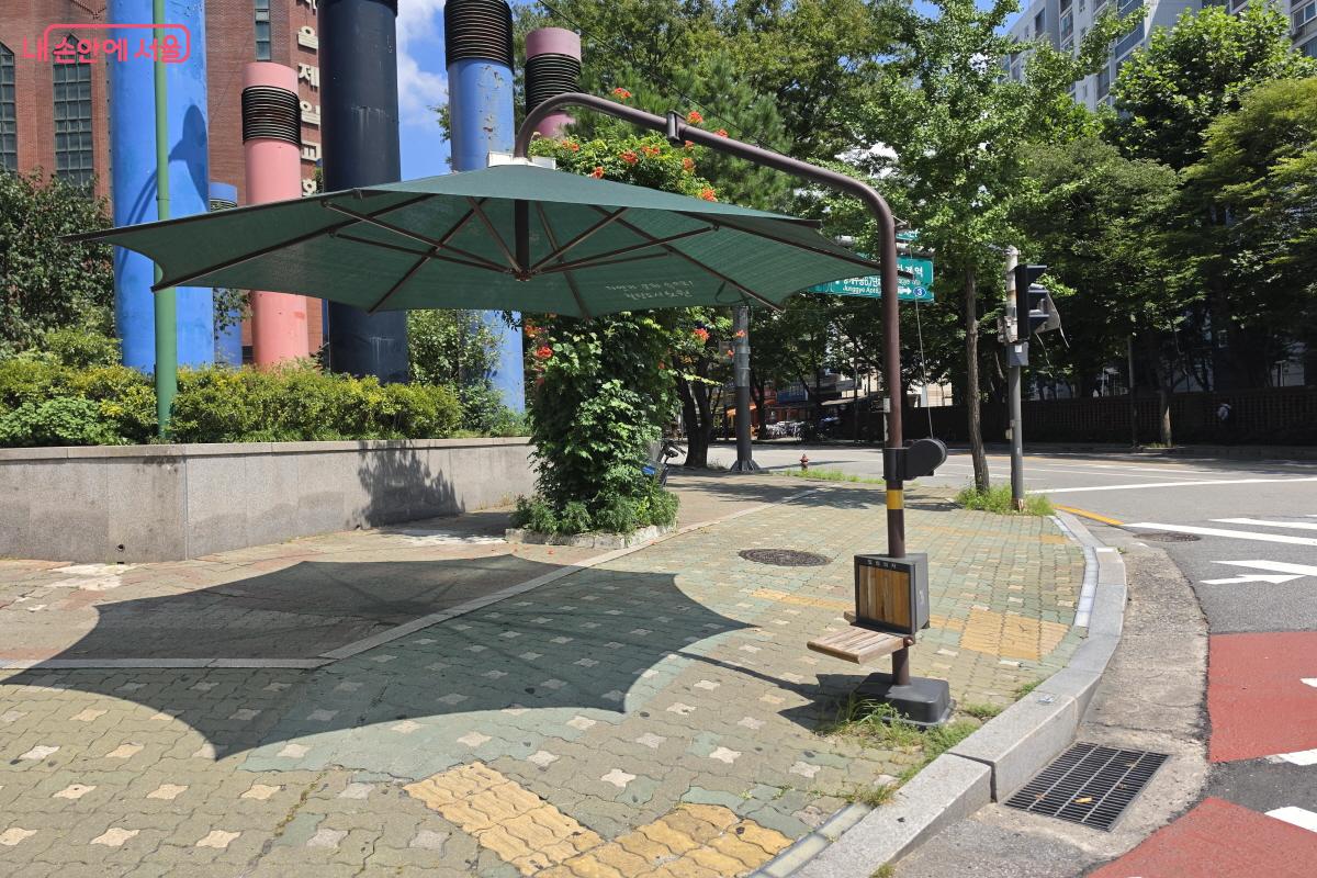 횡단보도 주변에 설치된 그늘막