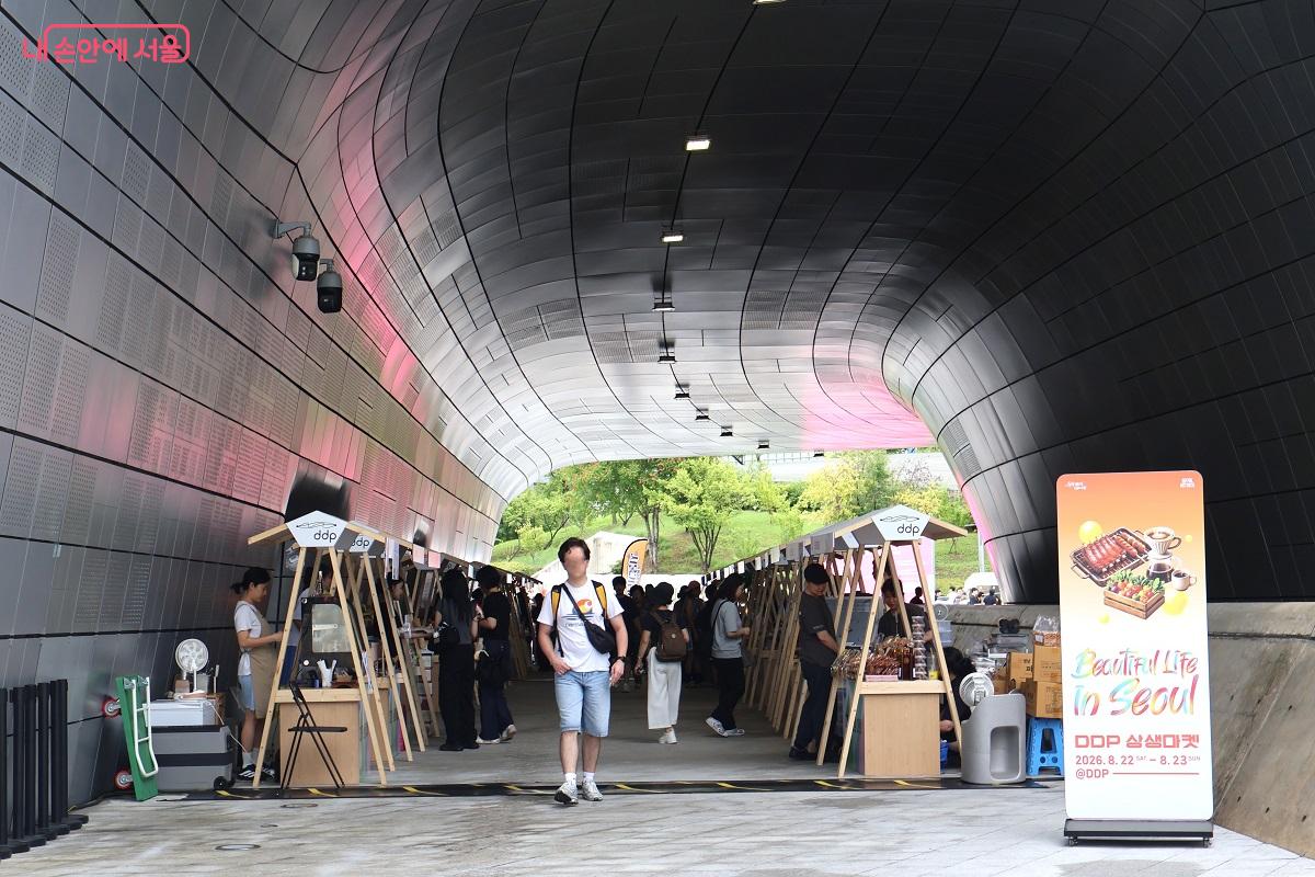 DDP 팔거리에 늘어선 상생마켓 부스들 &copy;이봉덕