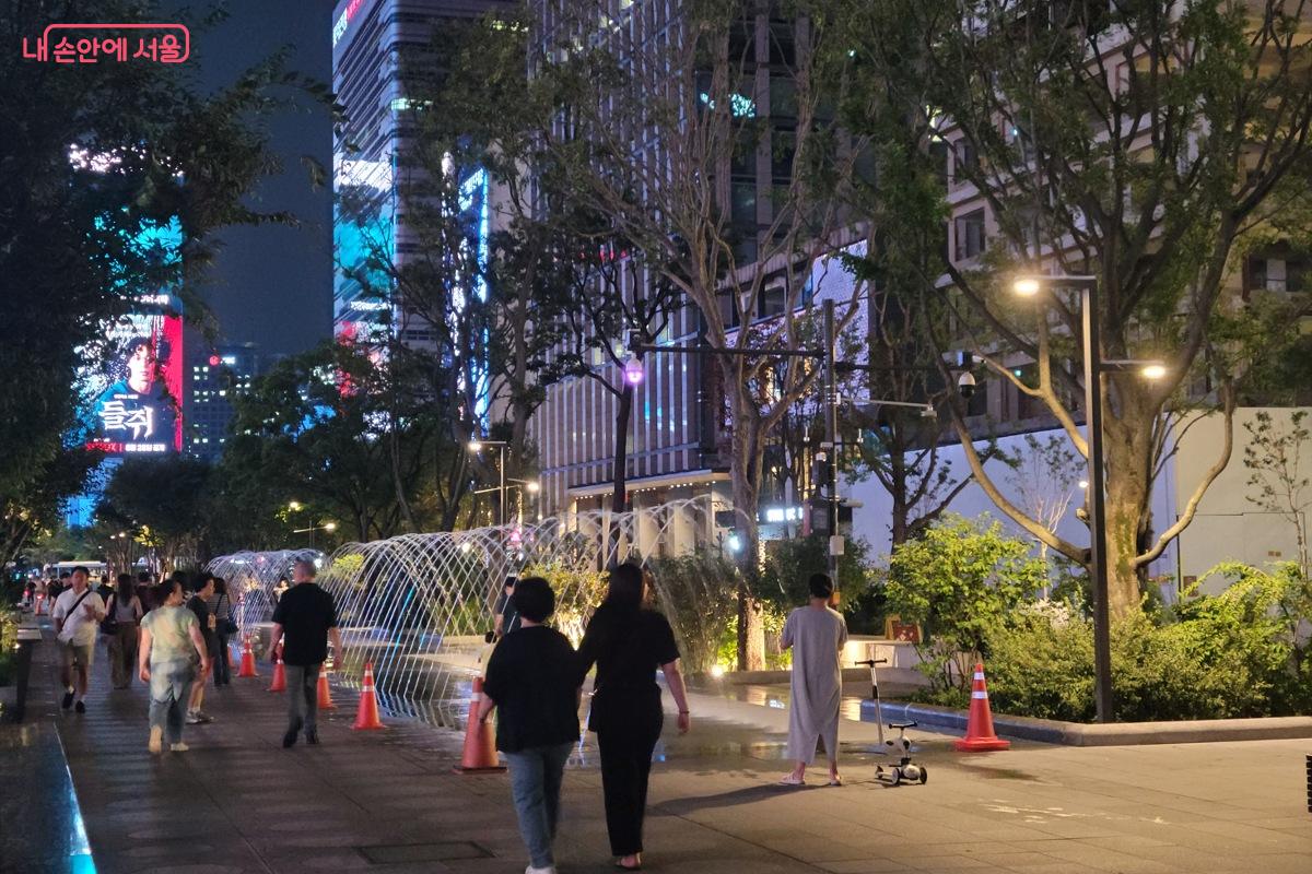 광화문광장에 산책을 나온 시민들 &copy;박미선
