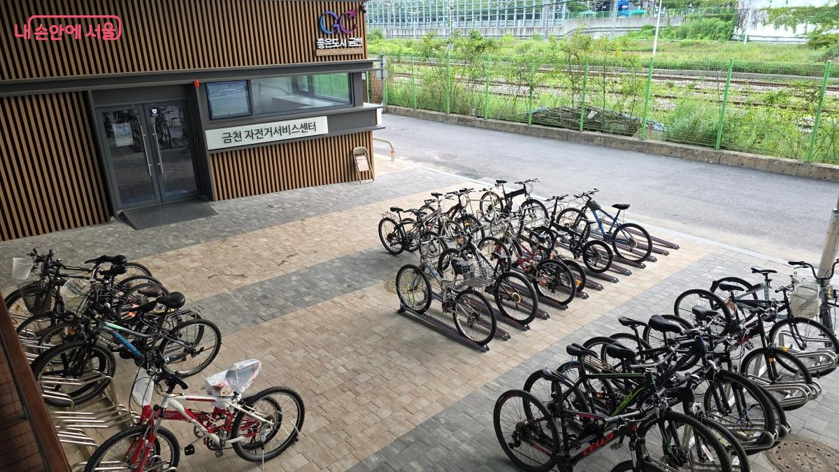 벚꽃길 자전거쉼터와 함께 자전거 서비스센터가 있어 무상 수리도 가능하다. ⓒ최용수