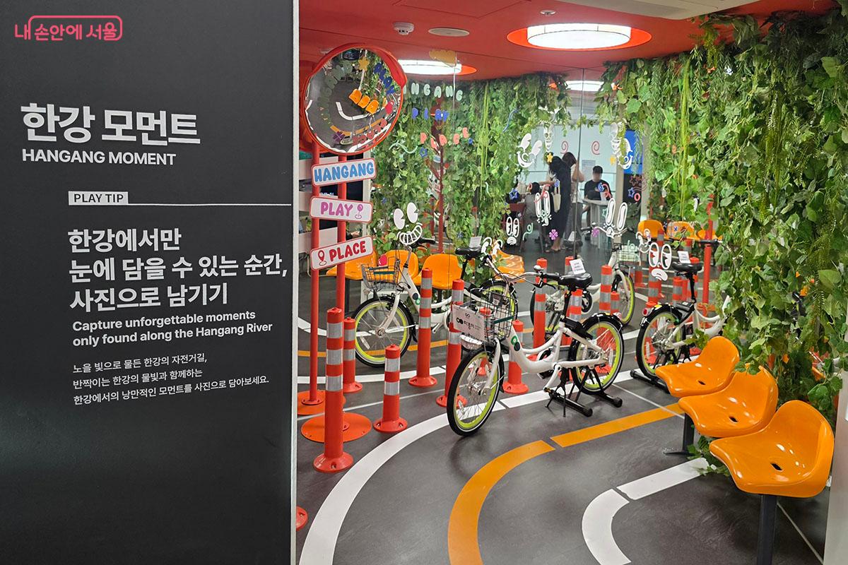 한강플플 3층, 한강을 배경으로 따릉이를 타며 인생샷을 남길 수 있는 &lsquo;한강모먼트&rsquo; &copy;이정민