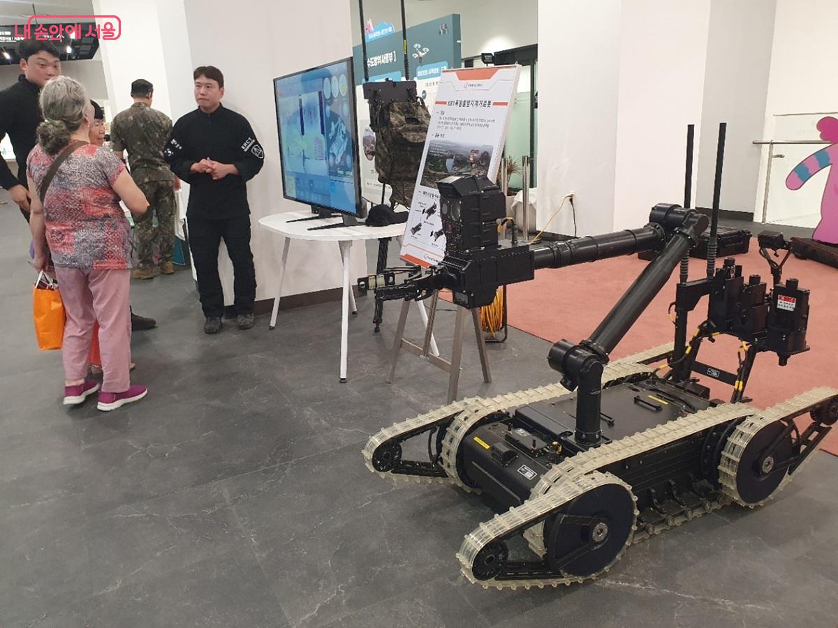 KRI 폭발물탐지제거로봇 &copy;엄윤주