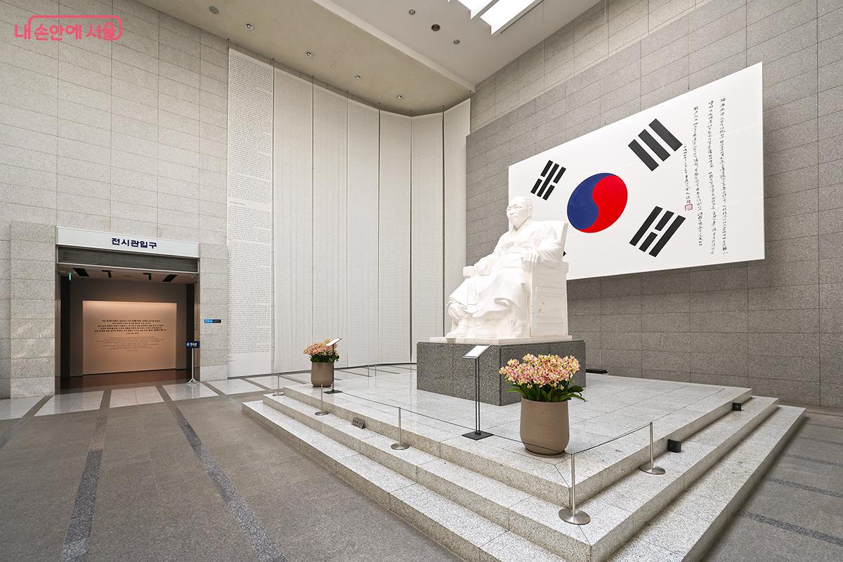 높은 천장고가 인상적인 백범김구기념관 로비 &copy;김주연