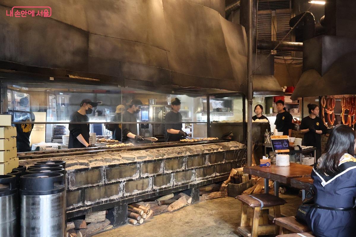 음식을 조리하고 나르며 분주하게 움직이는 주방 &copy;이봉덕