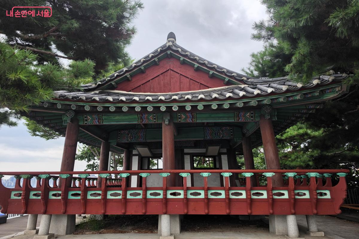 효사정공원에서 계단을 오르면, 효사정이 보인다. ⓒ심재혁