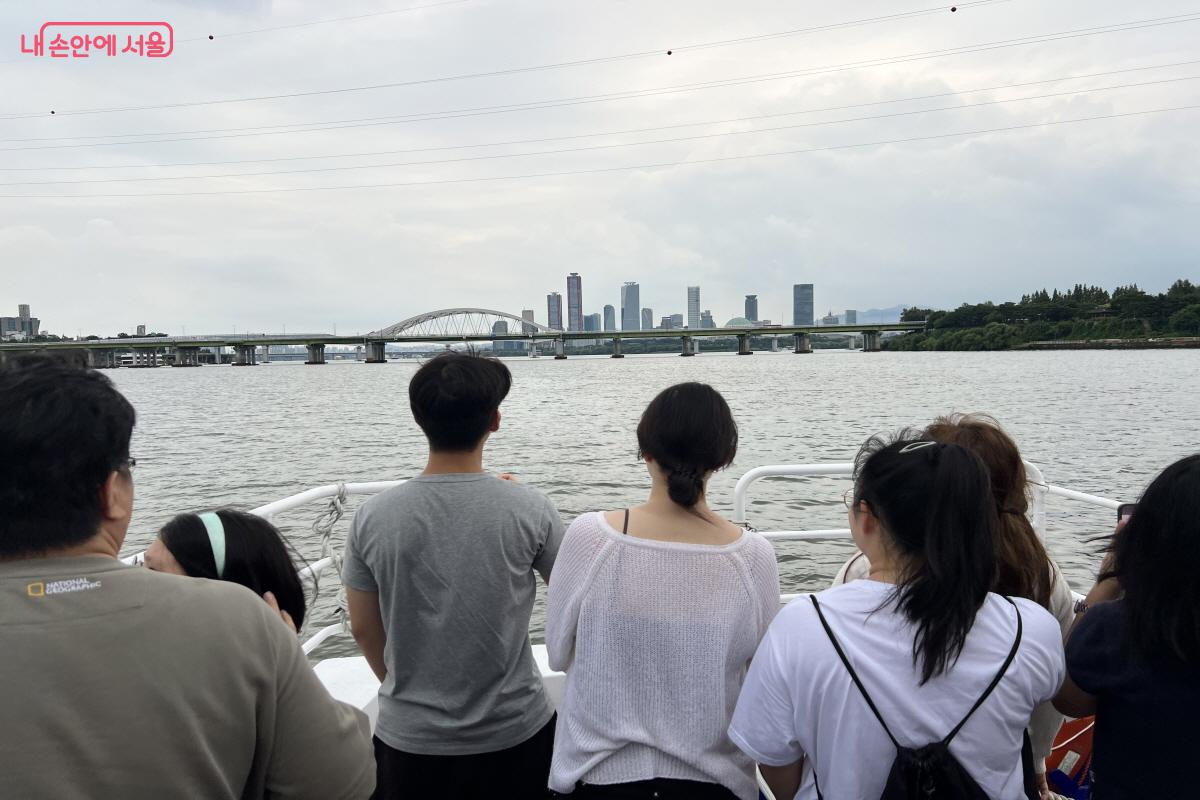 선두에서 주변 풍경을 배경으로 사진을 찍을 수 있다. &copy;박지영 