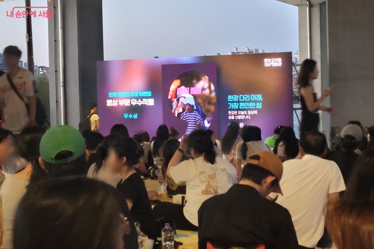 영화 시작 전 한강모먼트 선정작을 상영했다.