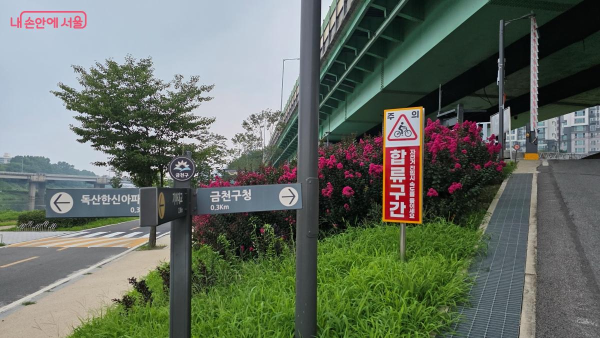 안양천 벚꽃길 자전거쉼터는 금천구청 인근 안양천 벚꽃길에 조성되었다