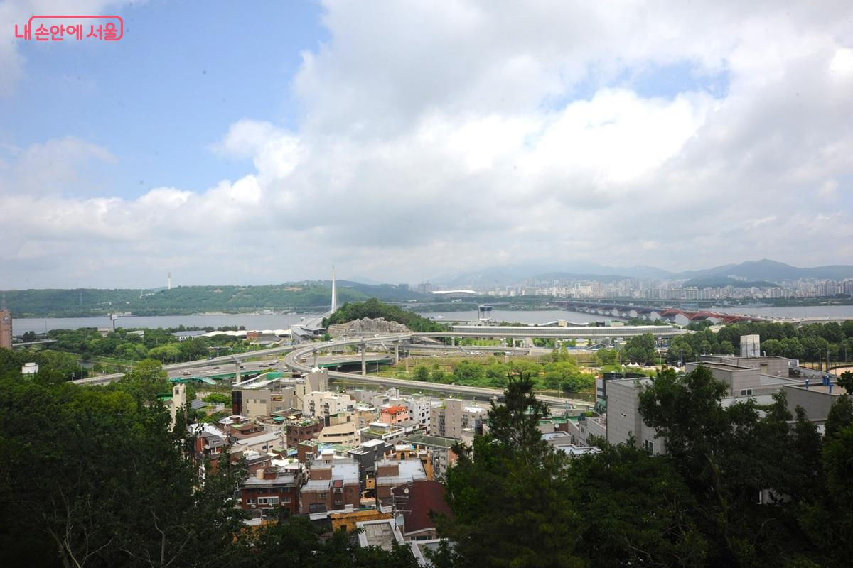 용왕산 스카이워크에서의 조망 &copy;조수봉