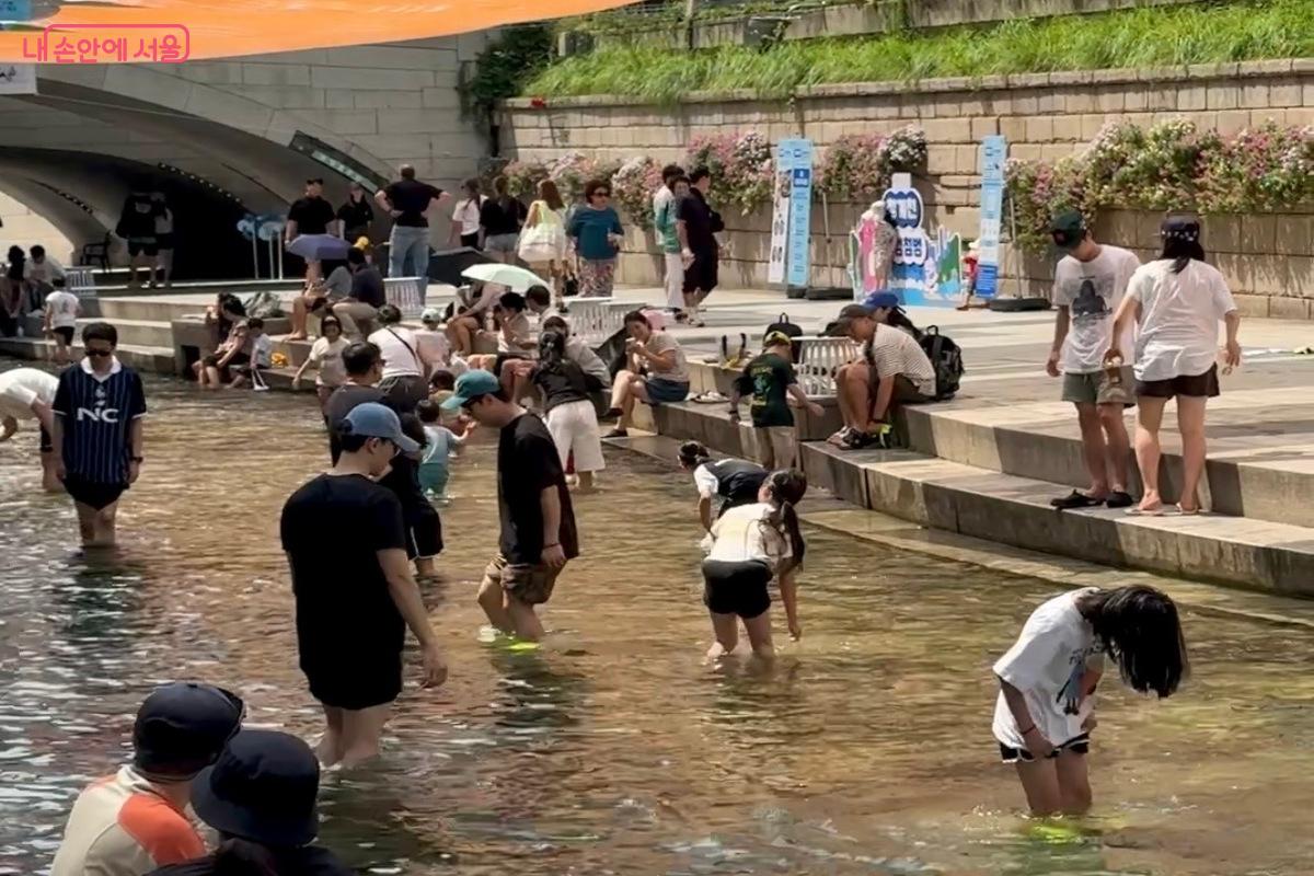 남녀노소 모두가 즐기는 청계천 물 첨벙첨벙 &copy;임수영