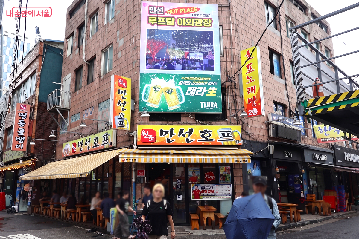 을지로 노가리 골목에 자리한 레트로 감성의 만선호프 ©이봉덕