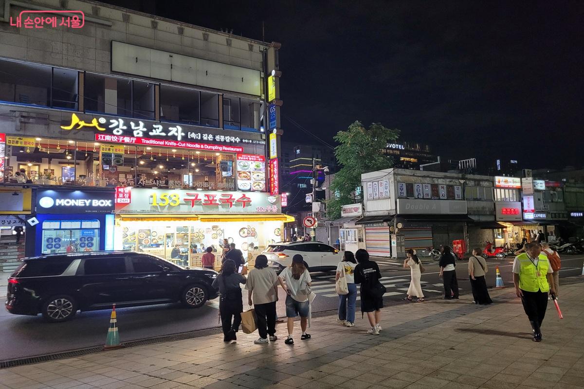 공연과 체험이 끝난 뒤에도 DDP 인근 음식점과 거리에는 시민들의 발길이 이어졌다. &copy;조연