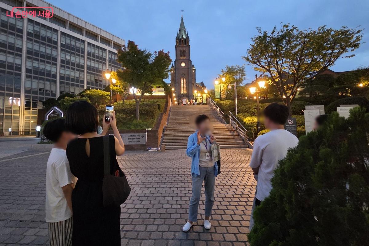 언덕길 위, 벽돌로 지어진 명동성당 계단 아래에서 투어가 시작됐다. &copy;김미선