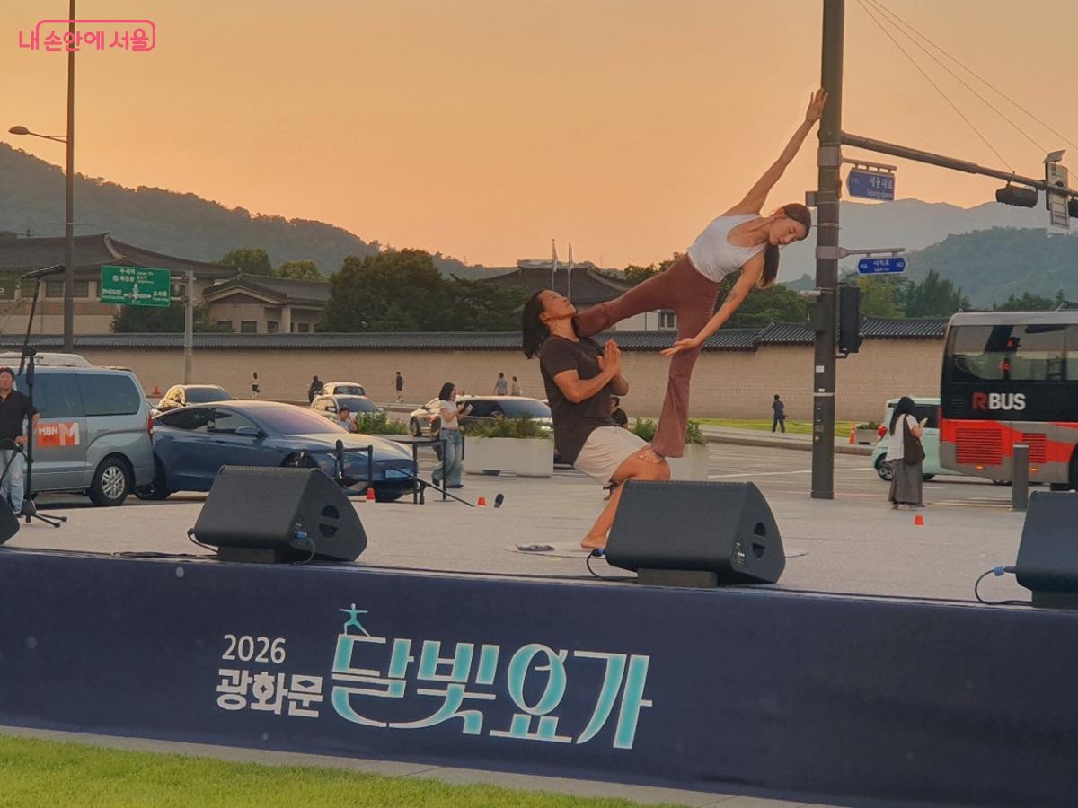 8월 5일 '광화문 달빛요가' 개막공연 ©엄윤주
