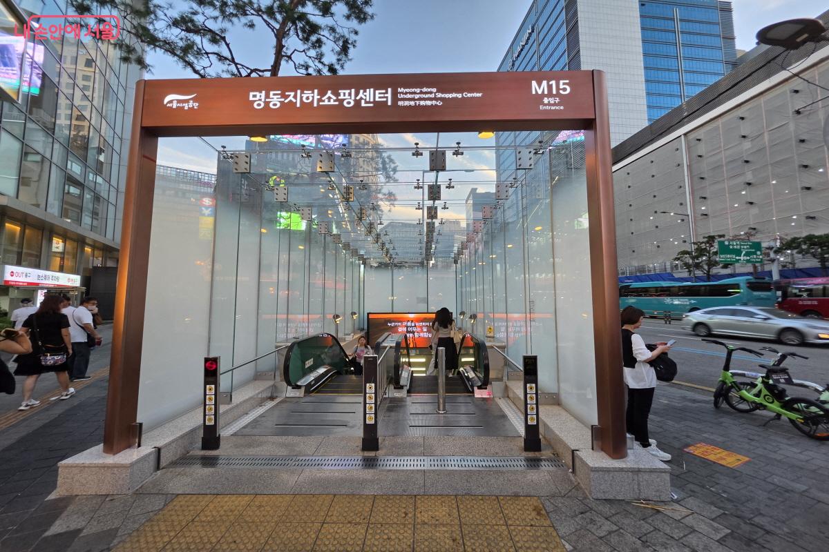 명동지하쇼핑센터 출입구에는 에스컬레이터도 설치되어 있다. ©심재혁