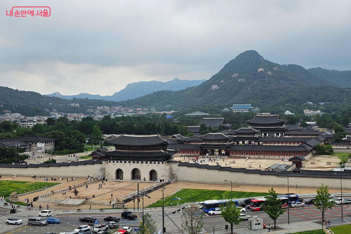 광화문과 경복궁을 한눈에 담을 수 있다. ©홍혜수