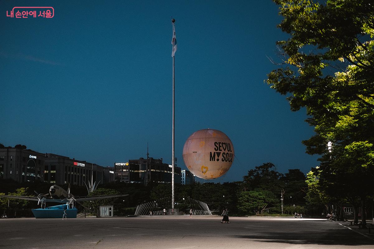 여의도공원에서 가벼운 밤 산책이나 인라인스케이트 대여(밤 10시까지, 1시간 4천 원), 계류식 가스기구 &lsquo;서울달&rsquo;을 탑승해보는 것을 추천한다. &copy;김아름