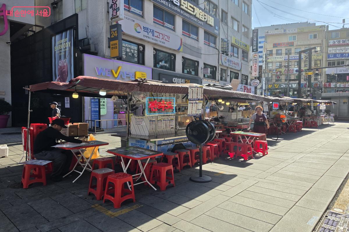 다음날 오후, 저녁 장사를 위해 준비 중인 포장마차들 ⓒ심재혁