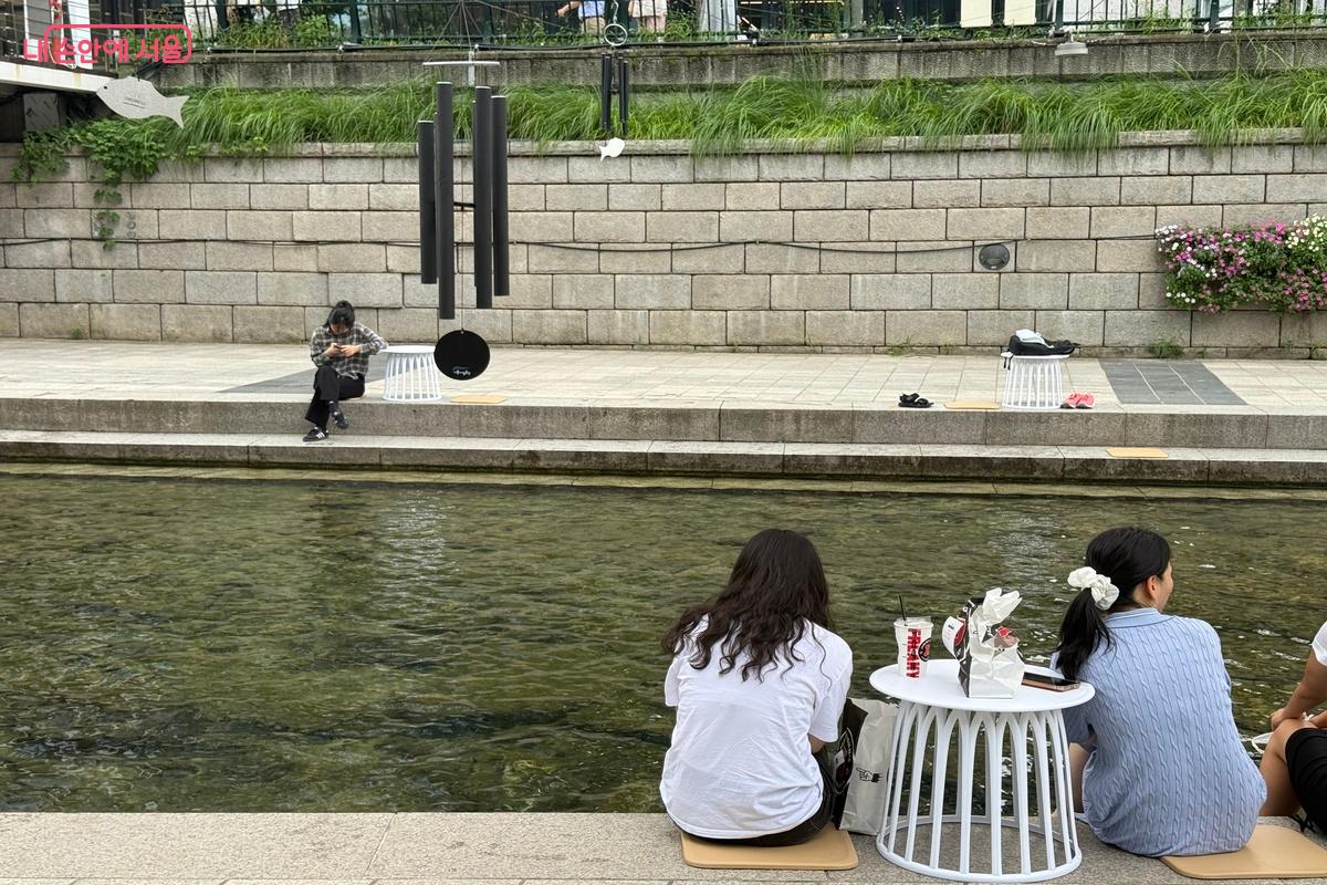 청계천에서 담소를 나누고 있는 방문객들