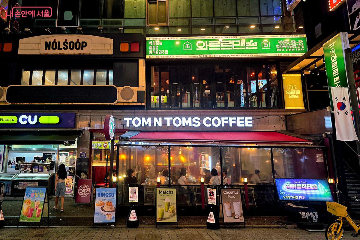 늦은 밤까지 불을 밝힌 방이동 골목상권의 카페와 주점들 &copy;양순남