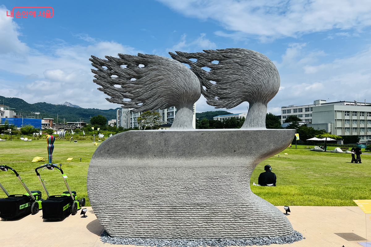 방준호 작가의 < 바람 > , 화강석 © 김경선