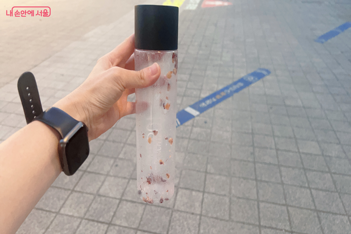 오염되어 있는 플라스틱 통 &copy;백진숙