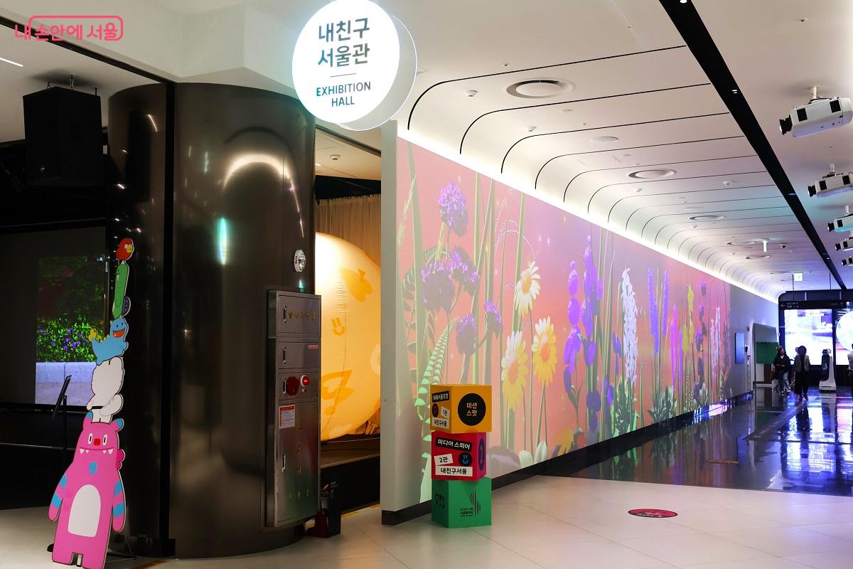 디지털 정원이 펼쳐진 내친구서울관 통로 ⓒ김대진