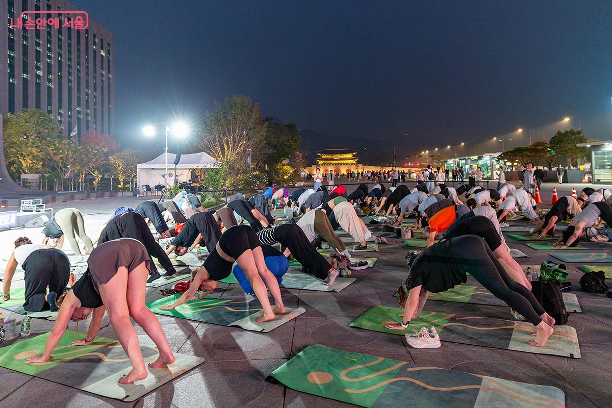 저녁에는 은은한 달빛 아래 몸과 마음을 정화하는 요가 클래스가 펼쳐졌다. ©문청야