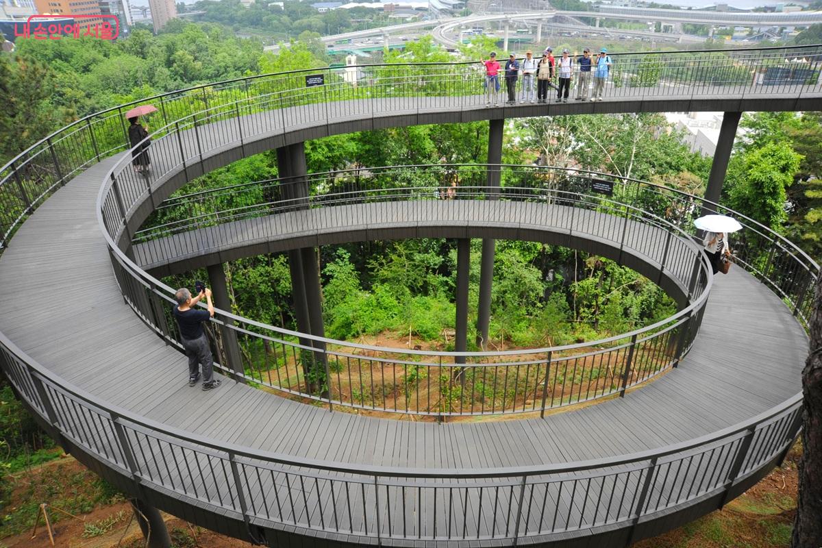 &lsquo;용왕산 스카이워크&rsquo;에 오르면 안양천&middot;한강&middot;서울 도심을 한눈에 조망할 수 있다. &copy;조수봉