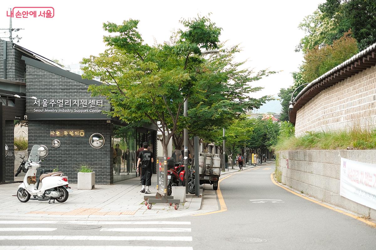서울주얼리지원센터 및 금속공예, 보석 세공, 주얼리 디자인 등 작업실이 밀집한 서순라길 ©김아름